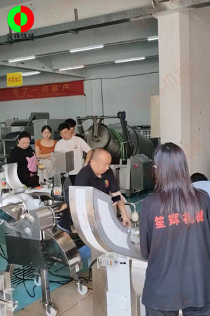 客戶來(lái)廠驗(yàn)收測(cè)試一批蔬果加工設(shè)備!